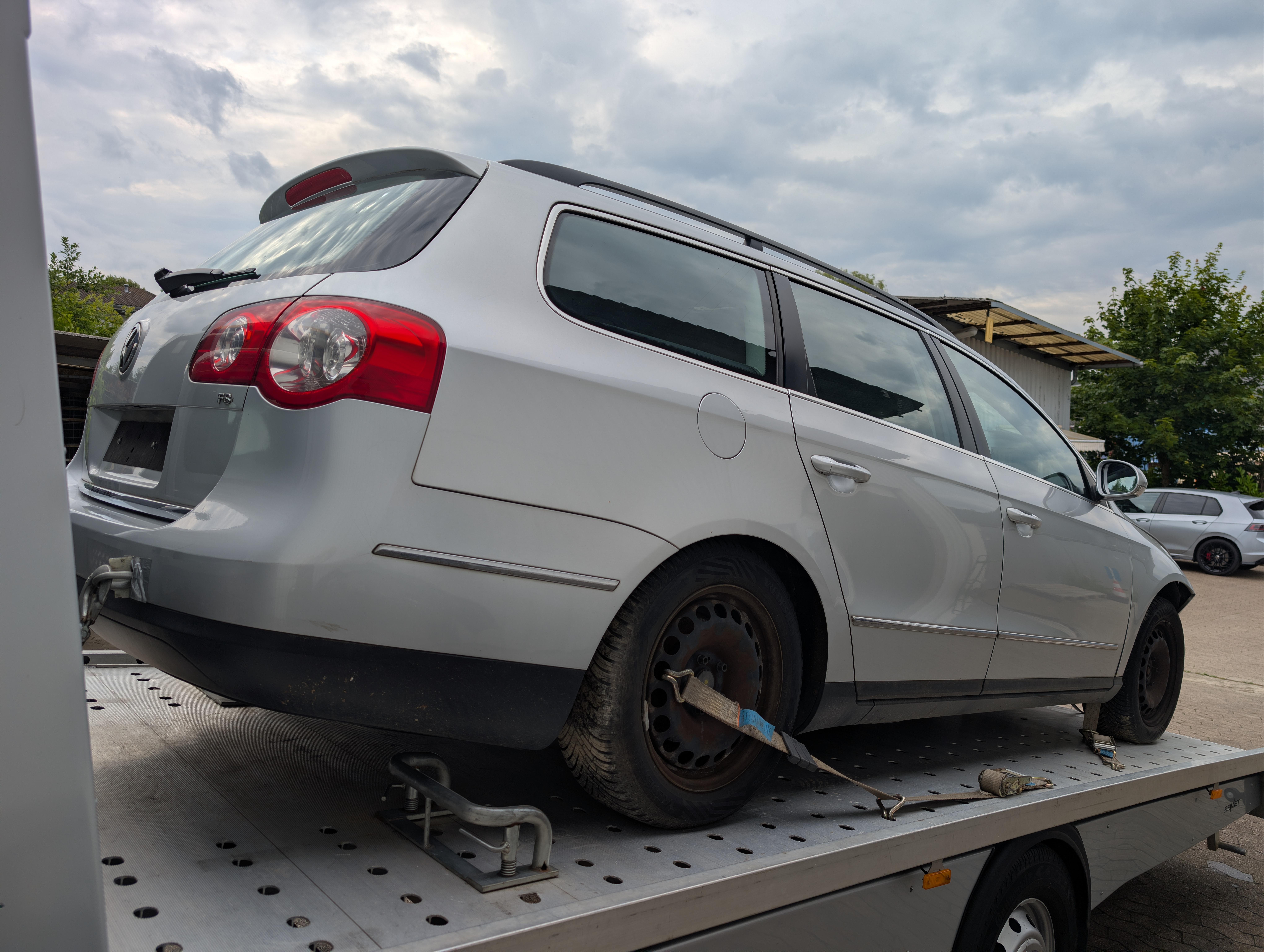 Heckklappe Passat Variant 3C Kombi Silber LA7W Kofferraumklappe 250 € VB Nur Abholung Industriestrasse 8a, 32825 Nordrhein-Westfalen - Blomberg 08.07.2026 3 Art Ersatz- & Reparaturteile Beschreibung Komplette Heckklappe für Passat Variant 3C Kombi Silber LA7W Kofferraumklappe FZ Schein : VW Variant 3C 1.6 BLF 85kw/115Ps Silber LA7W ca.140.000km 2. Hand PKW EZ.2007 Passgenauigkeit beachten Gebrauchte geprüfte Ersatzteile Teileinformation Pos. (1) Teilenummer 09G 300 038 JX Benennung 6-Gang-Automatikgetriebe Bemerkung 61:15 Modellangabe HXK Angebote bitte Bilder beachten! Mobil / WhatsApp Ingo 01725226162 Paketversand bis 10Kg DHL kostet 10€ Paletten Versand z.B. Getriebe Motor kostet 120€ DHL Cargo Spedition Selbstabholung von Ingo Jose Industriestraße 8a 32825 Blomberg Bezahlung BAR Überweisung oder per PayPal https://www.kleinanzeigen.de/pro/ersatzteilhandel-ingo-jose Keine Gewährleistung auf Anbauteile !!